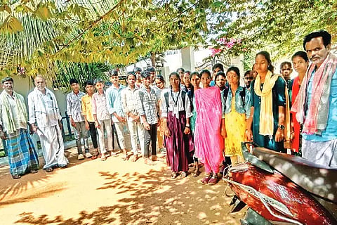 ಜಗಳೂರು ತಾಲೂಕಿನ  ಪಲ್ಲಾಗಟ್ಟೆ- ಜಗಳೂರು ಮಧ್ಯೆ ಕೆಎಸ್‌ಆರ್‌ಟಿಸಿ ಬಸ್ ಪುನಾರಂಭಿಸುವಂತೆ ಆಗ್ರಹಿಸಿ ಗುಡ್ಡದಲಿಂಗಣ್ಣನ ಹಳ್ಳಿ ವಿದ್ಯಾರ್ಥಿಗಳು ಮತ್ತು ಗ್ರಾಮಸ್ಥರು ಪ್ರತಿಭಟನೆ ನಡೆಸಿದರು. ಅಂಜಿನಪ್ಪ, ಶಾಂತಕುಮಾರ್, ಗೌಡ್ರು ವೀರಬಸಪ್ಪ, ನಾಗರಾಜ್ ಇತರರಿದ್ದರು.protest
