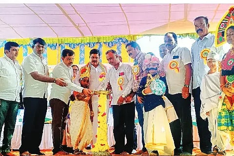 ಜಗಳೂರು ಪಟ್ಟಣದ ಎನ್‌ಎಂಕೆ ಪ್ರೌಢಶಾಲೆಯಲ್ಲಿ ಶುಕ್ರವಾರ ಹಮ್ಮಿಕೊಂಡಿದ್ದ ತಾಲೂಕು ಮಟ್ಟದ ಪ್ರಾಥಮಿಕ- ಪ್ರೌಢಶಾಲಾ ಪ್ರತಿಭಾ ಕಾರಂಜಿ ಮತ್ತು ಕಲೋತ್ಸವ ಕಾರ್ಯಕ್ರಮವನ್ನು ಶಾಸಕ ಬಿ. ದೇವೇಂದ್ರಪ್ಪ, ಜಿಪಂ ಸದಸ್ಯ ಕೆ.ಪಿ. ಪಾಲಯ್ಯ ಉದ್ಘಾಟಿಸಿದರು. ಹಾಲಮೂರ್ತಿ, ಎನ್.ಎಂ. ಲೋಕೇಶ್, ಡಾ.ಪಿ.ಎಸ್. ಅರವಿಂದನ್, ಹಾಲಸ್ವಾಮಿ ಇದ್ದರು. Fountain of Talent