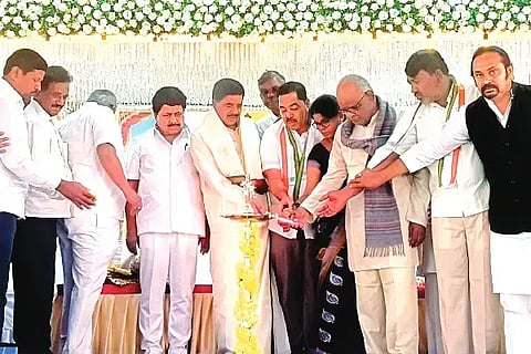 ಜಗಳೂರು ಪಟ್ಟಣದ ವಾಲ್ಮೀಕಿ ಭವನದಲ್ಲಿ ಗುರುವಾರ ಹಮ್ಮಿಕೊಂಡಿದ್ದ ನೊಂದವರಿಗೆ ನೆರವು ವಿನೂತನ  ಕಾರ್ಯಕ್ರಮವನ್ನು  ಶಾಸಕ ಬಿ. ದೇವೇಂದ್ರಪ್ಪ ಉದ್ಘಾಟಿಸಿದರು. ಜಿ. ಸುಭಾಷ್ ಚಂದ್ರ ಬೋಸ್, ಕೆ.ಪಿ. ಪಾಲಯ್ಯ, ಸಿ. ತಿಪ್ಪೇಸ್ವಾಮಿ, ನೇರ್ಲಗುಂಟೆ ತಿಪ್ಪೇಸ್ವಾಮಿ ಇತರರಿದ್ದರು.Campaign
