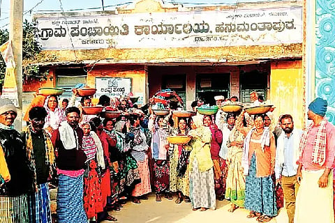 ಉದ್ಯೋಗ ಖಾತ್ರಿ ಯೋಜನೆಯಡಿ ಸಮರ್ಪಕವಾಗಿ ಕೆಲಸ ಕೊಡುವಂತೆ ಆಗ್ರಹಿಸಿ ಬುಧವಾರ ಜಗಳೂರು ಕಸವನಹಳ್ಳಿ ಗ್ರಾಮದ ಕೂಲಿಕಾರರು ಹನುಮಂತಾಪುರ ಗ್ರಾಮ ಪಂಚಾಯಿತಿಗೆ ಮುತ್ತಿಗೆ ಹಾಕಿ ಪ್ರತಿಭಟನೆ ನಡೆಸಿದರು. ಅಜ್ಜಪ್ಪ, ತಿಪ್ಪೇಸ್ವಾಮಿ, ಕಲ್ಲೇಶ್, ಓಬಳೇಶ್, ತಿಪ್ಪೇಸ್ವಾಮಿ, ಗುರುಸ್ವಾಮಿ ಇತರರಿದ್ದರು.Protest