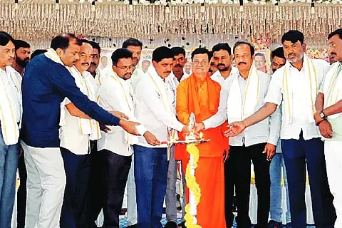 ಜಗಳೂರಿನ ಪಟ್ಟಣದ ವಾಲ್ಮೀಕಿ ಭವನದಲ್ಲಿ ಬುಧವಾರ ಹಮ್ಮಿಕೊಂಡಿದ್ದ ಕಾನಿಪ ಸಂಘದ ತಾಲೂಕು ಘಟಕದ ಪದಗ್ರಹಣ ಸಮಾರಂಭವನ್ನು ಶಾಸಕ ಬಿ. ದೇವೇಂದ್ರಪ್ಪ ಉದ್ಘಾಟಿಸಿದರು. ಷಡಕ್ಷರ ಮುನಿ ದೇಶಿಕೇಂದ್ರ ಸ್ವಾಮೀಜಿ, ಎಚ್.ಪಿ. ರಾಜೇಶ್, ಭದ್ರಿನಾಥ್, ಕೆ. ಚಂದ್ರಣ್ಣ, ವೀರೇಶ್, ಲೋಕೇಶ್. ಎಂ. ಐಹೊಳೆ ಇದ್ದರು.Inauguration