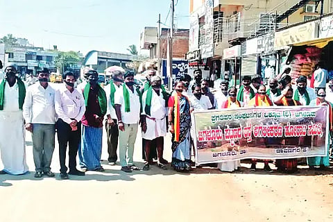 ಜಗಳೂರು ಪಟ್ಟಣದಲ್ಲಿ ಹಾದು ಹೋಗಿರುವ ಮಲ್ಪೆ- ಮೊಳಕಾಲ್ಮೂರು ರಾಜ್ಯ ಹೆದ್ದಾರಿಯನ್ನು 69 ಅಡಿ ಅಗಲೀಕರಣ ಮಾಡಲು ಅಧಿಕಾರಿಗಳು ನಿರ್ಲಕ್ಷೃ ತೋರಿರುವುದನ್ನು ವಿರೋಧಿಸಿ ಶನಿವಾರ ರಸ್ತೆ ಅಗಲೀಕರಣ ಹೋರಾಟ ಸಮಿತಿ ಪದಾಧಿಕಾರಿಗಳು ಬಾಯಿಗೆ ಕಪ್ಪು ಬಟ್ಟೆ ಕಟ್ಟಿಕೊಂಡು ಮೌನ ಪ್ರತಿಭಟನೆ ನಡೆಸಿದರು. ಸಣ್ಣಓಬಯ್ಯ, ಟಿ. ಬಸವರಾಜ್, ಅನಂತ್, ಗೌರಿಪುರ ಸತ್ಯಮೂರ್ತಿ, ವಕೀಲ ರುದ್ರೇಶ್, ಎಸ್.ಆರ್. ಇಂದಿರಾ ಇತರರಿದ್ದರು.  protest