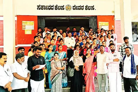 ಸರ್ಕಾರದ ವಿವಿಧ ಇಲಾಖೆಗಳಲ್ಲಿ ಖಾಲಿ ಇರುವ ಉದ್ಯೋಗಗಳನ್ನು ಕೂಡಲೇ ಭರ್ತಿ ಮಾಡಬೇಕು ಎಂದು ಆಗ್ರಹಿಸಿ ಶುಕ್ರವಾರ ತಾಲೂಕು ಕಚೇರಿ ಎದುರು ಕರ್ನಾಟಕ ವಿದ್ಯಾರ್ಥಿ ಯುವ ಜನತೆ ಒಕ್ಕೂಟದ ನೇತೃತ್ವದಲ್ಲಿ ವಿದ್ಯಾರ್ಥಿಗಳು ಪ್ರತಿಭಟನೆ ನಡೆಸಿದರು. ಮಹಾಲಿಂಗಪ್ಪ ಎಚ್.ಎಂ. ಹೊಳೆ, ಧನ್ಯಕುಮಾರ್, ಆರ್. ಓಬಳೇಶ್, ಶಿವಕುಮಾರ ಸ್ವಾಮಿ ಇತರರಿದ್ದರು.Protest