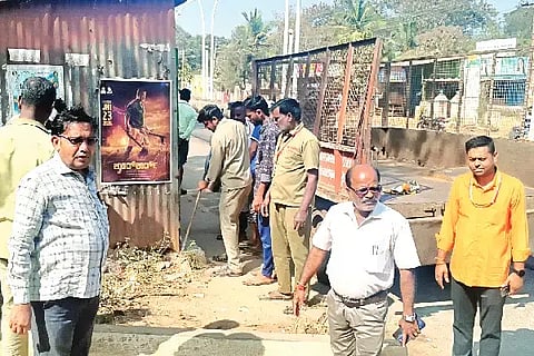 ಜಗಳೂರು ಪಟ್ಟಣದ ಡಾ.ಬಿ.ಆರ್. ಅಂಬೇಡ್ಕರ್ ವೃತ್ತದಿಂದ ದಾವಣಗೆರೆ ಮಾರ್ಗದ  ಮುಖ್ಯರಸ್ತೆಗಳ ಫುಟ್‌ಪಾಥ್ ಮೇಲಿದ್ದ ಅಕ್ರಮ ಗೂಡಂಗಡಿಗಳನ್ನು ಬುಧವಾರ ಪಪಂ ಮುಖ್ಯಾಧಿಕಾರಿ ಲೋಕ್ಯಾನಾಯ್ಕ ನೇತೃತ್ವದಲ್ಲಿ ಪೌರಕಾರ್ಮಿಕರು ತೆರವುಗೊಳಿಸಿದರು.Clearance