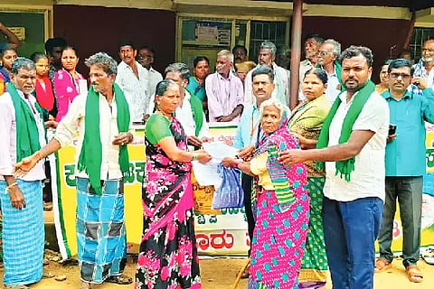 ಸಾಮಾಜಿಕ ಭದ್ರತೆ  ಪಿಂಚಣಿ ಸ್ಥಗಿತಗೊಳಿಸಿರುವುದನ್ನು ವಿರೋಧಿಸಿ ರೈತ ಸಂಘದ ನೇತೃತ್ವದಲ್ಲಿ ಪ್ರತಿಭಟನೆ ನಡೆಸಿ ತಹಸೀಲ್ದಾರ್ ಗುರುಬಸವರಾಜ್ ಅವರಿಗೆ ಮನವಿ ಸಲ್ಲಿಸಿದರು. ಪಾಲಯ್ಯ, ಮಡ್ರಳ್ಳಿ ಪರುಸಪ್ಪ, ಕಾಮಗೇತನಹಳ್ಳಿ ಮಲ್ಲೇಶ್ ಇತರರಿದ್ದರು.pension