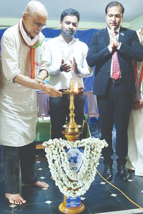 ಹಾಲಾಡಿ-ವಾರಾಹಿ ಜೆಸಿಐ ನೂತನ ಘಟಕವನ್ನು ನಿವೃತ್ತ ಬ್ಯಾಂಕ್ ಉದ್ಯೋಗಿ ಬಿ.ಮಂಜುನಾಥ ಕಾಮತ್ ಉದ್ಘಾಟಿಸಿದರು. ಸಂತೋಷ ಶೆಟ್ಟಿ, ಪ್ರದೀಪ ಶೆಟ್ಟಿ ಇದ್ದರು.