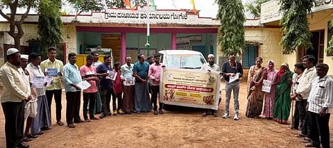 ಗಜೇಂದ್ರಗಡ ತಾಲೂಕಿನ ಗೋಗೇರಿ ಗ್ರಾಮದಲ್ಲಿ ಜಾಬ್ ಕಾರ್ಡ್ ಮೇಳ ಅಭಿಯಾನಕ್ಕೆ ತಾ.ಪಂ. ಇಒ ಚಂದ್ರಶೇಖರ ಬಿ ಕಂದಕೂರ ಚಾಲನೆ ನೀಡಿದರು. ಮಂಜುನಾಥ ಹಳ್ಳದ, ಎಂ.ಎಂ. ಗೋಡೆಕಾರ, ಎನ್.ಜಿ. ಭಾಗವಾನ, ಕೆ.ಬಿ. ಮಾದರ ಇತರರಿದ್ದರು.