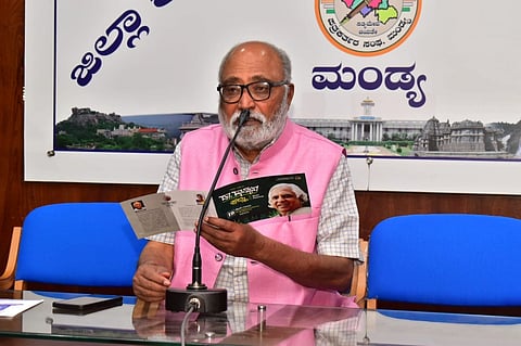 ಮಂಡ್ಯದಲ್ಲಿ ಆಯೋಜಿಸಿದ್ದ ಸುದ್ದಿಗೋಷ್ಠಿಯಲ್ಲಿ ಕರ್ನಾಟಕ ಸಂಘದ ಅಧ್ಯಕ್ಷ ಡಾ.ಬಿ.ಜಯಪ್ರಕಾಶಗೌಡ ಮಾತನಾಡಿದರು.