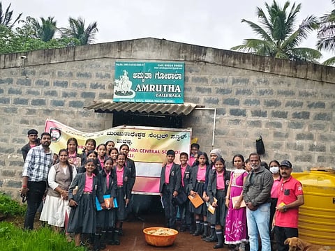 jss students ಹುಬ್ಬಳ್ಳಿಯ ಗೋಕುಲ ಬಳಿ ಇರುವ ಅಮೃತಾ ಗೋಶಾಲೆಗೆ ಭೇಟಿ ನೀಡಿದ ಜೆಎಸ್​ಎಸ್​ ಮಂಜುನಾಥೇಶ್ವರ ಸೆಂಟ್ರಲ್​ ಸ್ಕೂಲ್​ ವಿದ್ಯಾರ್ಥಿಗಳು.