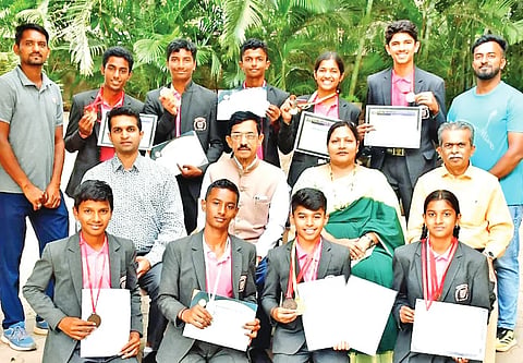 sports ಹುಬ್ಬಳ್ಳಿಯ ಉಣಕಲ್ಲ ಜೆಎಸ್​ಎಸ್​ ಮಂಜುನಾಥೇಶ್ವರ ಸೆಂಟ್ರಲ್​ ಸ್ಕೂಲ್​ ಮಕ್ಕಳು ವಿವಿಧ ಕ್ರೀಡೆಗಳಲ್ಲಿ ಸಾಧನೆ ಮಾಡಿದ ಹಿನ್ನೆಲೆಯಲ್ಲಿ ಜನತಾ ಶಿಕ್ಷಣ ಸಮಿತಿ ಕಾರ್ಯದರ್ಶಿ ಅಜಿತ ಪ್ರಸಾದ್​ ಹಾಗೂ ಆಡಳಿತ ಮಂಡಳಿಯ ಅರಿಹಂತ ಪ್ರಸಾದ, ಮಹಾವೀರ ಉಪಾದ್ಯೆ, ರಜನಿ ಪಾಟೀಲ, ಪ್ರವಿಣಕುಮಾರ, ಸಿದ್ದೇಶ್ವರ ಚಿಕ್ಕಮಠ ಇತರರು ಅಭಿನಂದಿಸಿದರು.