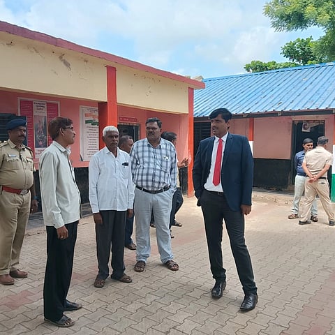 JUDGE ನರಗುಂದ ತಾಲೂಕಿನ ಭೈರನಹಟ್ಟಿ ಸರ್ಕಾರಿ ಹಿರಿಯ ಪ್ರಾಥಮಿಕ ಶಾಲೆಗೆ ಜೆಎಂಎಫ್‌ಸಿ ದಿವಾಣಿ ನ್ಯಾಯಾಧೀಶ ಜಿನ್ನಪ್ಪ ಚೌಗಲಾ ಬುಧವಾರ ಭೇಟಿ ನೀಡಿ ಪರಿಶೀಲಿಸಿದರು. 