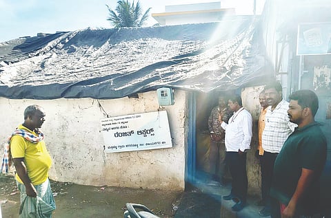 ಹರಪನಹಳ್ಳಿ ತಾಲೂಕು ಮತ್ತಿಹಳ್ಳಿ ಗ್ರಾಮದಲ್ಲಿ ಕೂಸಿನ ಮನೆ ಹಾಗೂ ಆಂಜನೇಯ ದೇವಸ್ಥಾನಕ್ಕೆ ಸಮೀಪದಲ್ಲಿರುವ ಮದ್ಯದಂಗಡಿ ತೆರವುಗೊಳಿಸುವಂತೆ ತಾಲೂಕು ಪಂಚಾಯಿತಿ ಇಒ ವೈ.ಎಚ್.ಚಂದ್ರಶೇಖರ್ ಸೂಚಿಸಿದರು.