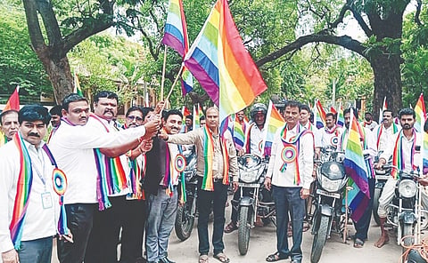 ಹರಪನಹಳ್ಳಿಯಲ್ಲಿ ಸಹಕಾರ ಸಂಘಗಳ ಸಂಯುಕ್ತಾಶ್ರಯದಲ್ಲಿ ಆಯೋಜಿಸಿದ್ದ ಬೈಕ್ ಜಾಥಾಕ್ಕೆ ಬಿಡಿಸಿಸಿ ಬ್ಯಾಂಕ್ ನಿರ್ದೇಶಕ ವೈ.ಡಿ.ಅಣ್ಣಪ್ಪ ಚಾಲನೆ ನೀಡಿದರು.