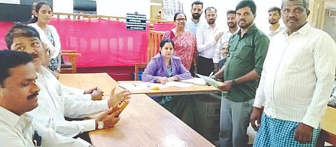 ಹಗರಿಬೊಮ್ಮನಹಳ್ಳಿ ಜೆಎಂಎಫ್‌ಸಿ ನ್ಯಾಯಾಲಯದಲ್ಲಿ ಆಯೋಜಿಸಿದ್ದ ರಾಷ್ಟ್ರೀಯ ಲೋಕ ಅದಾಲತ್‌ನಲ್ಲಿ ಹಿರಿಯ ಸಿವಿಲ್ ನ್ಯಾಯಾಧೀಶೆ ಉಷಾರಾಣಿ ಆರ್. ಪ್ರಕರಣಗಳನ್ನು ಇತ್ಯರ್ಥಪಡಿಸಿದರು. 
