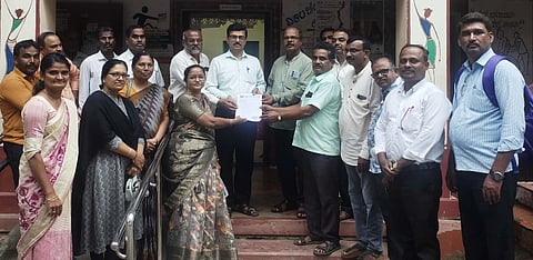 ಹರಪನಹಳ್ಳಿಯಲ್ಲಿ ಅಕ್ಷರ ದಾಸೋಹ ಸಹಾಯಕ ನಿರ್ದೇಶಕ ನಾಗರಾಜಗೆ ರಾಜ್ಯ ಪ್ರಾಥಮಿಕ ಶಾಲಾ ಶಿಕ್ಷಕರ ಸಂಘದಿಂದ ಮನವಿ ಸಲ್ಲಿಸಲಾಯಿತು. 