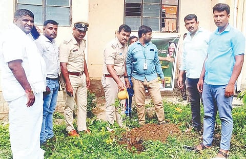 ಅರಸೀಕೆರೆ ಪೊಲೀಸ್ ವಸತಿಗೃಹದ ಆವರಣದಲ್ಲಿ ಶ್ರೀ ಕ್ಷೇತ್ರ ಧರ್ಮಸ್ಥಳ ಗ್ರಾಮಾಭಿವೃದ್ಧಿ ಯೋಜನೆ ಹಾಗೂ ಪೊಲೀಸ್ ಇಲಾಖೆಯಿಂದ ಆಯೋಜಿಸಿದ್ದ ಕಾರ್ಯಕ್ರಮದಲ್ಲಿ ಸಸಿ ನೆಡುವ ಕಾರ್ಯಕ್ರಮದಲ್ಲಿ ಪಿಎಸ್‌ಐ ವಿಜಯ್ ಕೃಷ್ಣ ಸಸಿ ನೆಟ್ಟು ನೀರು ಹಾಕಿದರು.