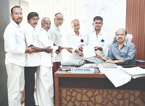 ಶ್ರೀರಾಮನ ಕುರಿತು ನಿಂದನೆ ಮಾಡಿರುವ ಪ್ರೊ.ಕೆ.ಎಸ್.ಭಗವಾನ್ ವಿರುದ್ಧ ಕಾನೂನು ಕ್ರಮ ತೆಗೆದುಕೊಳ್ಳುವಂತೆ ಒತ್ತಾಯಿಸಿ ಹರಪನಹಳ್ಳಿಯಲ್ಲಿ ತಹಸೀಲ್ದಾರ್ ಬಿ.ವಿ.ಗಿರೀಶ್‌ಬಾಬುಗೆ ತಾಲೂಕು ಹಿಂದೂ ಜನಜಾಗೃತಿ ಸಮಿತಿಯಿಂದ ಮನವಿ ಸಲ್ಲಿಸಲಾಯಿತು.