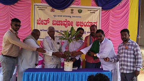 ಹರಪನಹಳ್ಳಿ ತಾಲೂಕಿನ ಹೊಸಕೋಟೆ ಗ್ರಾಮದಲ್ಲಿ ಖೇತ್ ಬಚಾವೋ ಕಾರ್ಯಕ್ರಮವನ್ನು ಸಹಾಯಕ ಕೃಷಿ ನಿರ್ದೇಶಕ ಮಹಮ್ಮದ್ ಅಶ್ರಫ್ ಉದ್ಘಾಟಿಸಿದರು.