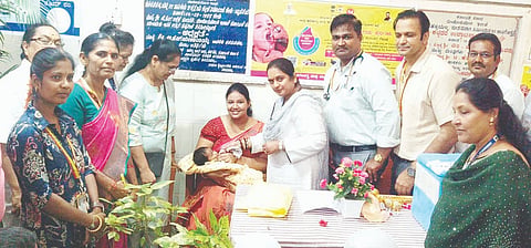 ಹರಪನಹಳ್ಳಿ ಸಾರ್ವಜನಿಕ ಅಸ್ಪತ್ರೆಯಲ್ಲಿ ಮಗುವಿಗೆ ಶಾಸಕಿ ಎಂ.ಪಿ.ಲತಾ ಮಲ್ಲಿಕಾರ್ಜುನ ಲಸಿಕೆ ಹಾಕಿದರು. 