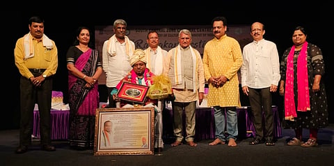 ಉಡುಪಿಯಲ್ಲಿ ನಡೆದ 'ರತ್ನಾಕರ ಉತ್ಸವ'ದಲ್ಲಿ ಡಾ. ಗೊಲ್ಲಹಳ್ಳಿ ಶಿವಪ್ರಸಾದ್​ ಅವರಿಗೆ 'ತಲ್ಲೂರ್ಸ್​ ಜಾನಪದ ಪ್ರಶಸ್ತಿ' ಪ್ರದಾನ ಮಾಡಲಾಯಿತು. ಕೋಟ ಶ್ರೀನಿವಾಸ ಪೂಜಾರಿ, ಡಾ. ತಲ್ಲೂರು ಶಿವರಾಂ ಶೆಟ್ಟಿ, ಪೂರ್ಣಿಮಾ, ಗಜಾನನ ಶೆಲ್ಕೆ, ಪ್ರೊ. ದೇವಿದಾಸ್​ ನಾಯ್ಕ್​, ಪ್ರದೀಪ ಚಂದ್ರ ಕುತ್ಪಾಡಿ, ರವಿರಾಜ್​ ನಾಯಕ್​, ಅನೂಷಾ ಆಚಾರ್ಯ ಇದ್ದರು.