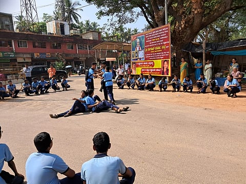 ಉಡುಪಿ ಕಿದಿಯೂರಿನ ವಿದ್ಯಾಸಮುದ್ರ ಇಂಗ್ಲಿಷ್​ ಮೀಡಿಯಂ ಸ್ಕೂಲ್​ನ ವಿದ್ಯಾರ್ಥಿಗಳು ಮಾದಕ ದ್ರವ್ಯ ವ್ಯಸನಗಳಿಂದಾಗುವ ದುಷ್ಪರಿಣಾಮದ ಕುರಿತು ಬೀದಿ ನಾಟಕ ಪ್ರದರ್ಶಿಸಿದರು.