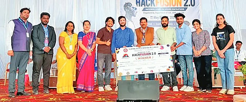 hackthon ಹುಬ್ಬಳ್ಳಿಯ ಎಜಿಎಂ ರೂರಲ್​ ಕಾಲೇಜಿನಲ್ಲಿ ಏರ್ಪಡಿಸಿದ್ದ ಹ್ಯಾಕ್​ಥಾನ್​ ಸ್ಪರ್ಧೆಯಲ್ಲಿ ವಿಜೇತ ಕೆಎಲ್​ಇ ಸಂಸ್ಥೆಯ ಎಂಸಿಎ ವಿದ್ಯಾರ್ಥಿಗಳಿಗೆ ಬಹುಮಾನ ವಿತರಿಸಲಾಯಿತು.