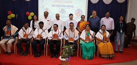 college fest ಹುಬ್ಬಳ್ಳಿಯ ಪಿ.ಸಿ. ಜಾಬಿನ್​ ಕಾಲೇಜಿನಲ್ಲಿ ಏರ್ಪಡಿಸಿದ್ದ ಎಲಿಸಿಯಮ್​ ಉತ್ಸವದಲ್ಲಿ ಪಿಯು ಮತ್ತು ಪದವಿ ಕಾಲೇಜುಗಳ ಪ್ರಾಂಶುಪಾಲರನ್ನು ಸನ್ಮಾನಿಸಲಾಯಿತು. ಡಾ. ನೀಲಕಮಲ್​ ಮಹಾಂತ, ಶಂಕರಣ್ಣ ಮುನವಳ್ಳಿ, ಸಯೀದ್​ ಅಹ್ಮದ್​, ಹನುಮಂತಪ್ಪ, ವಿ.ಆರ್​. ವಾಘ್ಮೋಡೆ, ಡಾ. ರಾಜೇಶ ಎನ್​.ಕೆ. ಇತರರು ಇದ್ದರು.