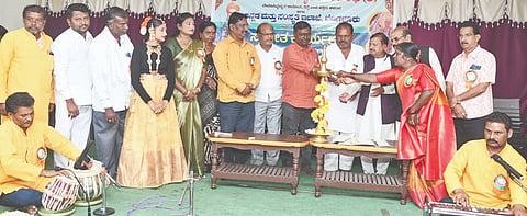 ಕಲಬುರಗಿಯಲ್ಲಿ ಶ್ರೀಸಾಯಿ ಜನಜಾಗೃತಿ ಕಲಾಸಂ ಗುರುವಾರ ಆಯೋಜಿಸಿದ್ದ ಸಂಗೀತ, ಸಾಂಸ್ಕೃತಿಕ ಕಾರ್ಯಕ್ರಮವನ್ನು ವಾರ್ತಾ ಇಲಾಖೆ ಉಪನಿರ್ದೇಶಕ ಜಡಿಯಪ್ಪ ಗೆದ್ಲಗಟ್ಟಿ ಉದ್ಘಾಟಿಸಿದರು. ಸುಭಾಷ ಬನ್ನಪಟ್ಟಿ, ವೆಂಕಟೇಶ ಮಾಲಿಪಾಟೀಲ್​, ರಾಜು ದೇಶಮುಖ, ಕಲ್ಪನಾ ಗೋಲ್ಡ್​ ಸ್ಮಿತ್​, ಬಸಯ್ಯ ಗುತ್ತೇದಾರ್​, ವಿಜಯಕುಮಾರ ತೇಗಲತಿಪ್ಪಿ, ಜಯಶ್ರೀ ಗುತ್ತೇದಾರ್​ ಇತರರಿದ್ದರು.