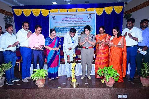 ಮಂಡ್ಯ ನಗರದಲ್ಲಿ ಆಯೋಜಿಸಿದ್ದ ಜಾಗೃತಿ ಕಾರ್ಯಕ್ರಮವನ್ನು ಹಿರಿಯ ಸಿವಿಲ್ ನ್ಯಾಯಾಧೀಶ ಎಂ.ಆನಂದ್ ಉದ್ಘಾಟಿಸಿದರು.