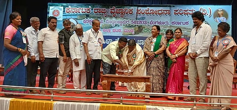 ಮಂಡ್ಯದಲ್ಲಿ ಆಯೋಜಿಸಿದ್ದ ಜಿಲ್ಲಾಮಟ್ಟದ ಮಹಿಳಾ ವೈಜ್ಞಾನಿಕ ಜಾಗೃತಿ ಸಮಾವೇಶವನ್ನು ಪದ್ಮಶ್ರೀ ಪ್ರಶಸ್ತಿ ಪುರಸ್ಕೃತೆ ಡಾ.ವಿಜಯಲಕ್ಷ್ಮೀ ದೇಶಮಾನೆ ಉದ್ಘಾಟಿಸಿದರು. 