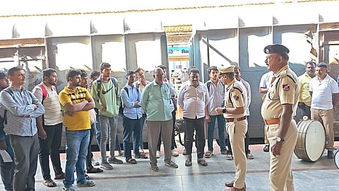 ಮಂಡ್ಯ ನಗರದ ರೈಲ್ವೆ ನಿಲ್ದಾಣದಲ್ಲಿ ಆಯೋಜಿಸಿದ್ದ ಜಾಗೃತಿ ಕಾರ್ಯಕ್ರಮದಲ್ಲಿ ಆರ್‌ಪಿಎ್ ಸಹಾಯಕ ಇನ್ಸ್‌ಪೆಕ್ಟರ್ ಬಸವರಾಜ ವಠಾರ ಮಾತನಾಡಿದರು. 