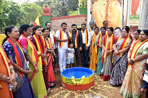 ಮಂಡ್ಯ ನಗರದ ಡಾ.ಶಿವಕುಮಾರ ಸ್ವಾಮೀಜಿ ಉದ್ಯಾನದಲ್ಲಿ ಜೈ ಕರ್ನಾಟಕ ಪರಿಷತ್‌ನಿಂದ ಪ್ರಾಣಿ ಮತ್ತು ಪಕ್ಷಿಗಳಿಗೆ ನೀರುಣಿಸುವ ನೀರಿನ ತೊಟ್ಟಿ ಅಳವಡಿಸಲಾಯಿತು. 