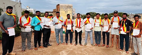 ಬೀದರ್‍ನಲ್ಲಿ ಜೈ ಕರುನಾಡು ವೇದಿಕೆಯ ನೂತನ ಪದಾಧಿಕಾರಿಗಳಿಗೆ ವೇದಿಕೆ ಜಿಲ್ಲಾ ಘಟಕದ ಅಧ್ಯಕ್ಷ ಗೋಪಾಲ್ ಆರ್.ಕೆ. ನೇಮಕಾತಿ ಪತ್ರ ವಿತರಿಸಿದರು
