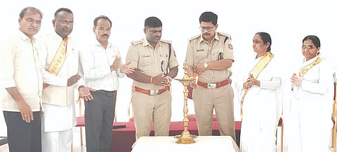 ಕಲಬುರಗಿ ಕೇಂದ್ರ ಕಾರಾಗೃಹದಲ್ಲಿ ನಶಾಮುಕ್ತ ಭಾರತ ಅಭಿಯಾನದಡಿ ಇತ್ತೀಚಿಗೆ ಆಯೋಜಿಸಿದ್ದ ಕಾರ್ಯಾಗಾರದಲ್ಲಿ ಕಾರಾಗೃಹದ ಮುಖ್ಯಸ್ಥ ಡಾ.ಕೆ.ಸುರೇಶ ದೀಪ ಬೆಳಗಿದರು. ಶಿವಲೀಲಾ, ರಾಜೇಶ್ವರಿ, ಶರಣಬಸಪ್ಪ ಹೀರಾ, ರಾಕೇಶ ಕಾಂಬಳೆ ಇತರರಿದ್ದರು.
