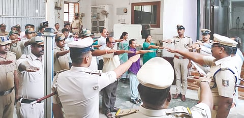 ಕಲಬುರಗಿ ಕೇಂದ್ರ ಕಾರಾಗೃಹದಲ್ಲಿ ಭಯೋತ್ಪಾದನಾ ವಿರೋಧಿ ದಿನದ ಅಂಗವಾಗಿ ಗುರುವಾರ ಪ್ರಮಾಣ ವಚನ ಸ್ವೀಕರಿಸಲಾಯಿತು. ರಾಕೇಶ ಕಾಂಬಳೆ, ಬಿ.ಸುರೇಶ್​, ಭೀಮಾಶಂಕರ ಡಾಂಗೆ, ಸಾಗರ ಪಾಟೀಲ್​, ಶ್ರೀಮಂತಗೌಡ ಪಾಟೀಲ್​, ಪುಂಡಲಿಕ ಟಿ.ಕೆ, ಶಾಮ ಬಿದ್ರಿ ಇತರರಿದ್ದರು.