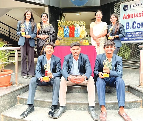 jain winners ವಿಜಯಪಥ ಯುವಜನೋತ್ಸವದಲ್ಲಿ  ಗ್ರ್ಯಾಂಡ್ ಚಾಂಪಿಯನ್​ಶಿಪ್​ ಪಡೆದ ಹುಬ್ಬಳ್ಳಿಯ ಜೈನ್​ ಪದವಿ ಕಾಲೇಜಿನ ವಿದ್ಯಾರ್ಥಿಗಳು. ಡಾ. ಮಾಯಾ ಕುಲಹಳ್ಳಿ ಇದ್ದಾರೆ.