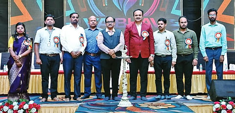 jain vaibhav ಹುಬ್ಬಳ್ಳಿಯ ಜೈನ್​ ತಾಂತ್ರಿಕ ಕಾಲೇಜಿನಲ್ಲಿ ಇತ್ತೀಚೆಗೆ ಏರ್ಪಡಿಸಿದ್ದ ವೈಭವ ಕಾರ್ಯಕ್ರಮದಲ್ಲಿ ಪ್ರೊ. ಸಿದ್ದು ಯಾಪಲಪರವಿ, ಡಾ. ಪ್ರಶಾಂತ ಬಣಕಾರ, ಇತರರು ಪಾಲ್ಗೊಂಡಿದ್ದರು.