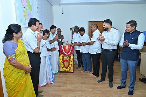 ಉಡುಪಿಯಲ್ಲಿ ಆಯೋಜಿಸಿದ್ದ ಜಕಣಾಚಾರಿ ಸಂಸ್ಮರಣಾ ದಿನವನ್ನು ಕೋಟ ಶ್ರೀನಿವಾಸ ಪೂಜಾರಿ ಉದ್ಘಾಟಿಸಿದರು. ಎಂ.ಎ. ಗಫೂರ್​, ಎ.ಕಿರಣಕುಮಾರ್​ ಕೊಡ್ಗಿ, ಪ್ರತೀಕ್​ ಬಾಯಲ್​, ಅಬೀದ್​ ಗದ್ಯಾಳ, ಎಸ್​.ಎಸ್​. ಕಾದ್ರೊಳ್ಳಿ, ಮಧು ಆಚಾರ್ಯ ಮೂಲ್ಕಿ, ಪೂರ್ಣಿಮಾ ಇತರರಿದ್ದರು.