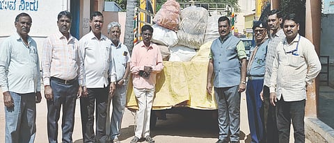 ಬೆಳಗಾವಿಯಲ್ಲಿ ನಡೆಯಲಿರುವ 29 ನೇ ಕರ್ನಾಟಕ ರಾಜ್ಯ ಸ್ಕೌಟ್ಸ್-ಗೈಡ್ಸ್ ಜಾಂಬೋರೇಟ್ (Jamborate) ಕಾರ್ಯಕ್ರಮಕ್ಕೆ ಲಕ್ಷ್ಮೇಶ್ವರ- ಶಿರಹಟ್ಟಿ ತಾಲೂಕುಗಳಿಂದ ತಯಾರಿಸಲಾದ ರೊಟ್ಟಿಗಳನ್ನು ಮಂಗಳವಾರ ಲಕ್ಷ್ಮೇಶ್ವರದಿಂದ ರವಾನಿಸಲಾಯಿತು.