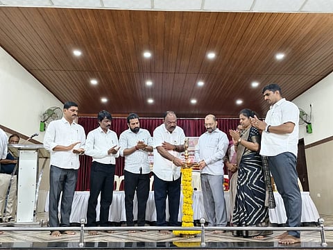 ಉಡುಪಿಯಲ್ಲಿ ಆಯೋಜಿಸಿದ್ದ ಕಾಪು ಕ್ಷೇತ್ರದ ಅಹವಾಲು ಸ್ವೀಕಾರ ಹಾಗೂ ಜನ ಸಂಪರ್ಕ ಸಭೆಯನ್ನು ಗುರ್ಮೆ ಸುರೇಶ್​ ಶೆಟ್ಟಿ ಉದ್ಘಾಟಿಸಿದರು. ಗುರುರಾಜ್​, ಕೇಶವ್​ ಕೋಟ್ಯಾನ್​, ಸಂದೀಪ್​, ಚೇತನಾ, ಪ್ರಸಾದ್​ ಮಲ್ಯ ಇದ್ದರು.