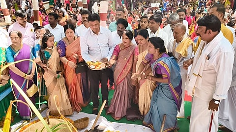ಮಂಡ್ಯ ನಗರದ ಮಹಿಳಾ ಸರ್ಕಾರಿ ಕಾಲೇಜಿ(ಸ್ವಾಯತ್ತ)ನಲ್ಲಿ ಆಯೋಜಿಸಿದ್ದ ಜಾನಪದ ಜಾತ್ರೆಯನ್ನು ಭತ್ತದ ರಾಶಿ ಪೂಜೆ ಮಾಡುವ ಮೂಲಕ ಶಾಸಕ ಪಿ.ರವಿಕುಮಾರ್ ಗಣಿಗ ಉದ್ಘಾಟಿಸಿದರು.