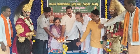 ಮಂಡ್ಯದಲ್ಲಿ ಆಯೋಜಿಸಿದ್ದ ಜಾನಪದ ಕಲಾಮೇಳವನ್ನು ಕನ್ನಿಕಾ ಶಿಲ್ಪಾ ನವೋದಯ ಎಜುಕೇಷನ್ ಟ್ರಸ್ಟ್ ಕಾರ್ಯದರ್ಶಿ ಎಚ್.ಆರ್.ಕನ್ನಿಕಾ ಉದ್ಘಾಟಿಸಿದರು. 