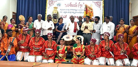 ಮಂಡ್ಯದಲ್ಲಿ ಆಯೋಜಿಸಿದ್ದ ಜಾನಪದ ಸಂಭ್ರಮವನ್ನು ಕರ್ನಾಟಕ ಜಾನಪದ ಅಕಾಡೆಮಿ ಅಧ್ಯಕ್ಷ ಡಾ.ಶಿವಪ್ರಸಾದ್ ಗೊಲ್ಲಹಳ್ಳಿ  ಉದ್ಘಾಟಿಸಿದರು.  