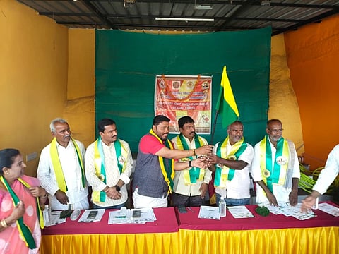 ಪಾಂಡವಪುರ ತಾಲೂಕು ಲಕ್ಷ್ಮೀಸಾಗರ ಗ್ರಾಮದಲ್ಲಿ ಆಯೋಜಿಸಿದ್ದ ಸಮಾರಂಭದಲ್ಲಿ ತಾಲೂಕು ಅಧ್ಯಕ್ಷ ಎಲ್.ಚಂದ್ರ ಅವರಿಗೆ ಪರಿಷತ್‌ನ ಬಾವುಟ ನೀಡಿ ಅಭಿನಂದಿಸಲಾಯಿತು.