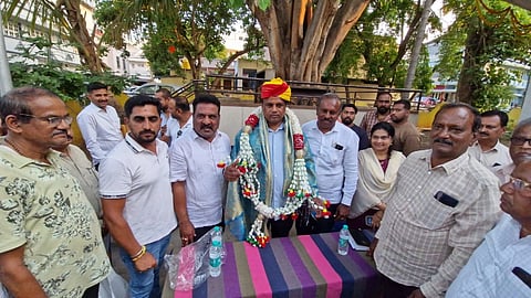 ಮಂಡ್ಯದ ಕುವೆಂಪುನಗರದ ಬಲಮುರಿ ಗಣಪತಿ ದೇವಸ್ಥಾನದ ಉದ್ಯಾನದಲ್ಲಿ ಆಯೋಜಿಸಿದ್ದ ಜನಸಂಪರ್ಕ ಸಭೆಯಲ್ಲಿ ಶಾಸಕ ಪಿ.ರವಿಕುಮಾರ್ ಗಣಿಗ ಅವರನ್ನು ಅಭಿನಂದಿಸಲಾಯಿತು.