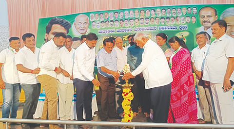 ಏ.11 ರಂದು ಕೊಮ್ಮಘಟ್ಟದ ನೈಸ್ ಗ್ರೌಂಡ್‌ನಲ್ಲಿ ನಡೆಯಲಿರುವ ಜನತಾ ಸಮಾವೇಶದ ಪೂರ್ವಭಾವಿ ಸಭೆಯು ವಿಧಾನ ಪರಿಷತ್ ಸದಸ್ಯ ಟಿ.ಎನ್.ಜವರಾಯಿಗೌಡ ನೇತೃತ್ವದಲ್ಲಿ ನಡೆಯಿತು. ಪಕ್ಷದ ಮುಖಂಡರು ಪಾಲ್ಗೊಂಡಿದ್ದರು. 