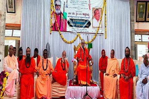 ಶಿವಮೊಗ್ಗ ವೀರಶೈವ ಕಲ್ಯಾಣ ಮಂಟಪದಲ್ಲಿ ಟಿ.ವಿ.ಈಶ್ವರಯ್ಯ ಅವರ ಗುರುಲಿಂಗ ಜಂಗಮಾರಾಧನೆ ಕಾರ್ಯಕ್ರಮದಲ್ಲಿ ಬಾಳೆಹೊನ್ನೂರು ಶ್ರೀ ರಂಭಾಪುರಿ ಡಾ. ವೀರಸೋಮೇಶ್ವರ ಜಗದ್ಗುರುಗಳು ಮಾತನಾಡಿದರು. ಶ್ರೀ ರೇಣುಕ ಶಿವಾಚಾರ್ಯ ಸ್ವಾಮೀಜಿ, ಶ್ರೀ ಶಿವಲಿಂಗ ಶಿವಾಚಾರ್ಯ ಸ್ವಾಮೀಜಿ ಇತರರಿದ್ದರು.