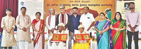 ಕಲಬುರಗಿಯಲ್ಲಿ ರಂಗಸಂಗಮ ಕಲಾವೇದಿಕೆ ಭಾನುವಾರ ಆಯೋಜಿಸಿದ್ದ ಸಮಾರಂಭದಲ್ಲಿ ಹಿರಿಯ ಕಲಾವಿದ ರಾಚಯ್ಯ ಸ್ವಾಮಿ, ಹುಬ್ಬಳ್ಳಿಯ ವೀಣಾ ಶರ್ಮ ಭೂಸನೂರ ಮಠ ಅವರಿಗೆ ರಂಗ ಪ್ರಶಸ್ತಿ ನೀಡಿ ಗೌರವಿಸಲಾಯಿತು. ರಹಮತ್​ ತರೀಕೆರೆ, ಪ್ರೊ.ಆರ್​.ಕೆ.ಹುಡಗಿ, ರಾಜಶೇಖರ ಎಸ್​., ಬಸವರಾಜ ಹೂಗಾರ, ಡಾ.ಸುಜಾತಾ ಜಂಗಮಶೆಟ್ಟಿ, ಶಿವಗೀತಾ, ಬಿ.ಎಚ್​.ನಿರಗುಡಿ ಇತರರಿದ್ದರು.