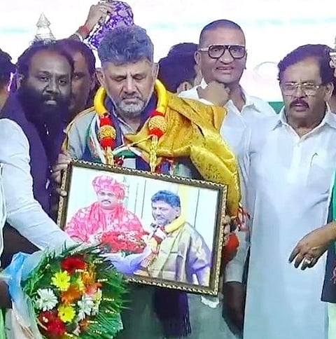 ಮುಖ್ಯಮಂತ್ರಿ ಡಿ.ಕೆ. ಶಿವಕುಮಾರ್ ಅವರನ್ನು ಕಾಂಗ್ರೆಸ್ ಕಿಸಾನ್ ವಿಭಾಗದ ರಾಷ್ಟ್ರೀಯ ಜಂಟಿ ಸಂಯೋಜಕ ಜಾನಸನ್ ಘೋಡೆ ಅವರು ಬೀದರ್‍ನಲ್ಲಿ ಸನ್ಮಾನಿಸಿ, ನೆನಪಿನ ಕಾಣಿಕೆಯಾಗಿ ಜಿಡಗಾ-ಮುಗಳಖೋಡ ಮಠದ ಪೀಠಾಧಿಪತಿ ಮುರುಘರಾಜೇಂದ್ರ ಸ್ವಾಮೀಜಿ ಅವರ ಭಾವಚಿತ್ರ ನೀಡಿದರು.