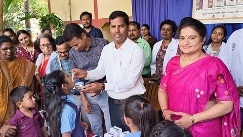   ಮಂಡ್ಯ ನಗರದ ಪೊಲೀಸ್ ಕಾಲನಿಯ ಸರ್ಕಾರಿ ಮಾದರಿ ಪ್ರೌಢಶಾಲೆಯಲ್ಲಿ ಮಕ್ಕಳಿಗೆ ಆಲ್ಬೆಂಡಜೋಲ್ ಮಾತ್ರೆಯನ್ನು ಜಿಲ್ಲಾಧಿಕಾರಿ ಡಾ.ಕುಮಾರ ವಿತರಿಸಿದರು. 